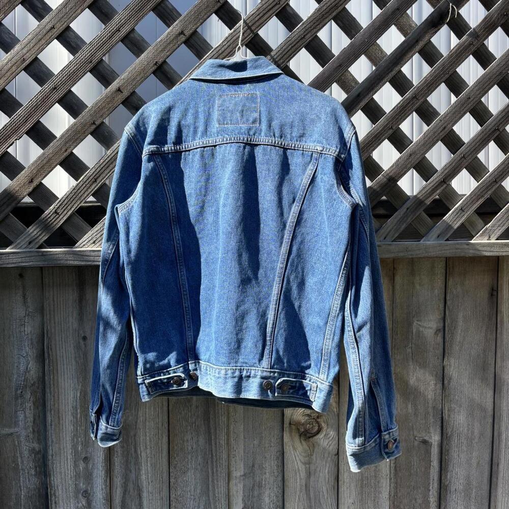 Classic Levi’s denim trucker jacket in a versatile mid-wash blue. - Picture 3 of 3